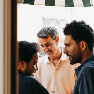   Generaciones de madrileños han pasado por sus puertas, disfrutando de conversaciones amenas acompañadas de un inconfundible sabor.